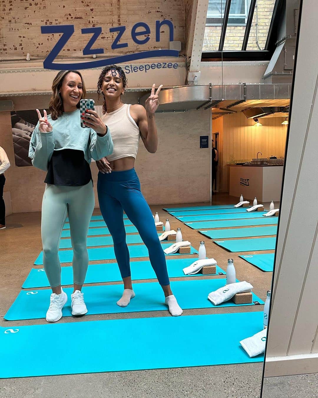 ジェシカ・エニス＝ヒルのインスタグラム：「Loved hosting the most chilled and gorgeous event yesterday with @sleepeezee  Kicked off with a fantastic yoga session with @linaruns and then followed by a really insightful conversation about the importance of sleep and how to prioritise it with @thesleepgeek 🙏🏽💤  Thank you to everyone who spent the morning with us 💙」