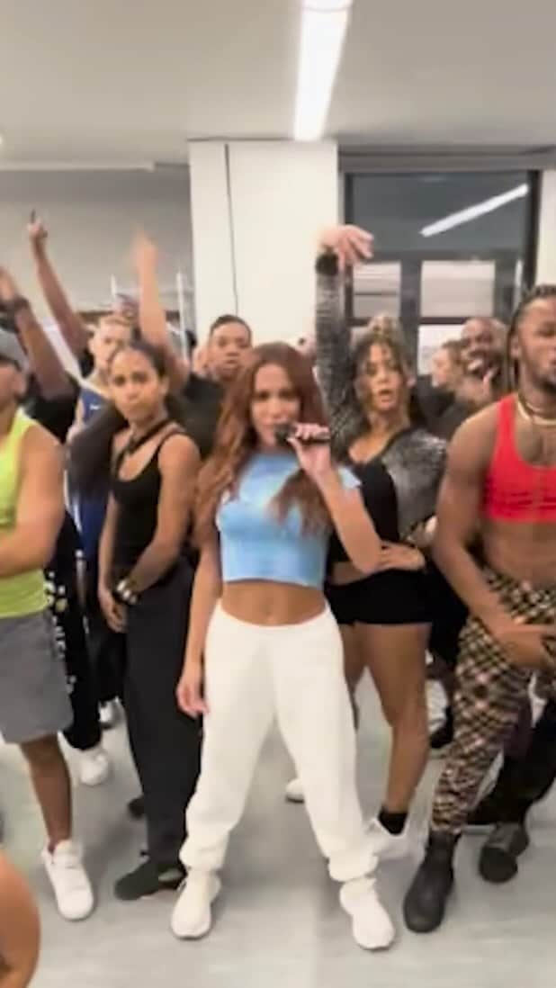 euanittaのインスタグラム：「We love a little rehearsal moment」