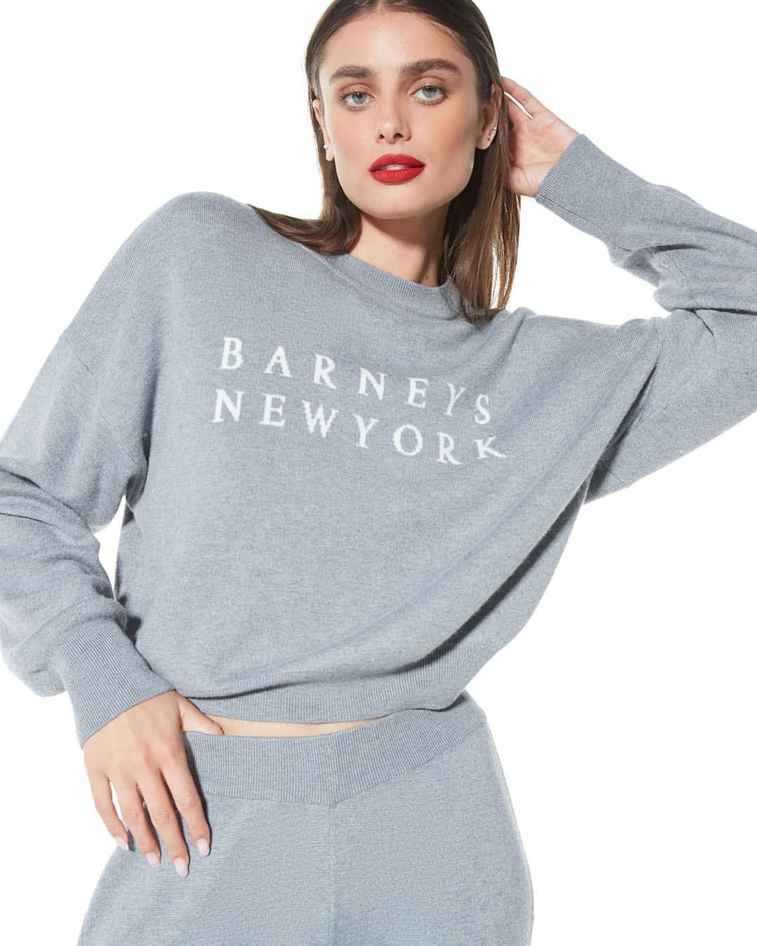 barneysnyofficialのインスタグラム：「Effortlessly chic with @Taylor_hill. 🖤⁣ ⁣ @forever21 x Barneys New York collection out now. #F21xBarneysNY」