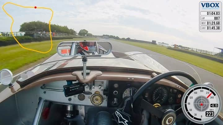 ジェンソン・バトンのインスタグラム：「Wow!! This car is awesome.  This lap was good enough for Pole position in the Freddie March memorial trophy at @goodwoodrevival last weekend. Still amazes me how quick this ex Fangio C-type is, 140mph on the straight and a sub 1min29 🤯   #ctype #goodwood #revival #fast #fangio」