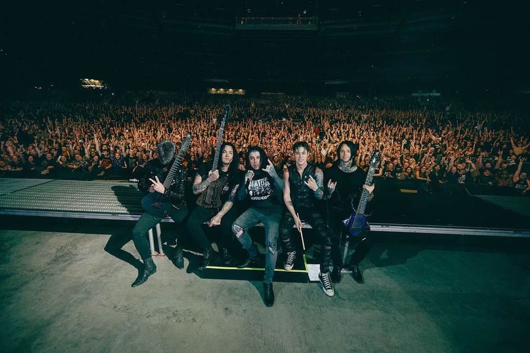 ロニー・ラドクのインスタグラム：「10,000 people in attendance in Syracuse New York last night on our make up headline show. INSANE.」