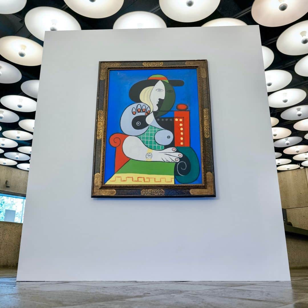 サザビーズさんのインスタグラム写真 - (サザビーズInstagram)「Emily Fisher Landau bought Pablo Picasso’s 1932 masterpiece ‘Femme à la montre’ right at the start of her collecting journey. A major acquisition and a bold move for a new collector, she bought it on the spot—and the masterpiece has remained the keystone of her collection for more than five decades, hanging above the mantle in her New York home.  Depicting Marie-Thérèse Walter, the artist’s ‘golden muse’ and the subject of many of his most accomplished portraits, ‘Femme à la montre’ dates from 1932, a year of such importance that an entire museum exhibition was dedicated to it at the Tate Modern in 2018.  Don’t miss your chance to view this incredible Picasso and other masterworks from the collection in a special public exhibition today through 15 September at #SothebysNewYork before they begin their world tour ahead of the era-defining auctions this November. #SothebysModern #PabloPicasso」9月14日 3時34分 - sothebys