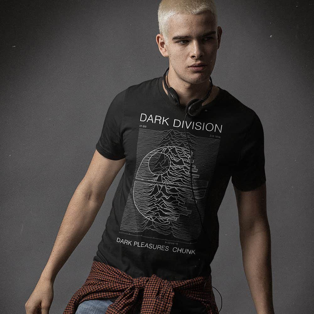 チャンククロージングのインスタグラム：「“Alexa, play Dark Pleasures” 🎶🎧  Shop the Dark Division Tee - link in bio.  #chunkclothing #wearechunk #bandtees #bandteeshirt #alexamemes」