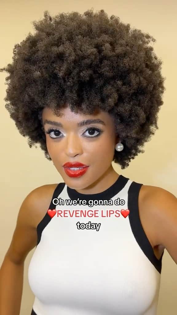 Too Facedのインスタグラム：「#NYFW TREND ALERT 💋!! Revenge Lips for the @aliceandolivia #newyorkfashionweek show 💄❤️ #toofaced #revengelips #trendingwithtoofaced #tfcrueltyfree #nyfw2023 #newyorkfashionweek2023」