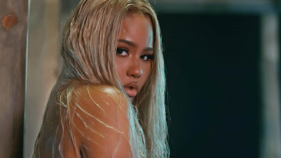 Alfredo Floresのインスタグラム：「new work for @katdeluna #hottiewithabody   directed by me  produced by: @moses_israel  prod coordinator: @elgrannael  1st ad: @izzymenow  2nd ad: RB Blair  dp: @jayfang_  technocrane op: @elifranks.dp  crane op asst: Taylor Fickle  Steadicam op: @steadistanke  1st ac: Sam Heckler  2nd ac: Elizabeth Coggins  bts: Jose Demira  gaffer: Scott Khuu bbe: Amber Jones  key grip: Sergio Silva  bbg: Hayden Grissom  pa: Damon McKinnis pa: Carlos Escobosa pa: Andre Dotton  key stylist: @mickeyboooom  key mua: @dianashin  key hair: @candyforhair1  manicure: @clawsbydior_  model mua: @briamakeup  asst: Morgan Mcuay dancers glam: Monica Flores  asst 1: aleisa linera  asst 2: viridiana velez  production designer: Cody Fusina  art director: Mitch  set dressers: Emmit and Malik  choreography: @thebrooklynjai  dancers: @aaliyah_beck    @poogy.sand    @itskaylasimone_    @iam_angelginn    @chlofordd    @thetaylorhudson  car models: Amarsana Gendunova  Aaliyah Beck  video cameo: @franciaraisa  glam: @ashley901_  editor: @vinniehobbs  vfx: Cesar Daniels  grading: Sean Coleman  label: @caperepublicmusic  label exec producer: @tyroneedmond mgmt: @officialtonyd  @vengabu.world   big big thank you to everyone for your time and energy on this one 🫰🏽」