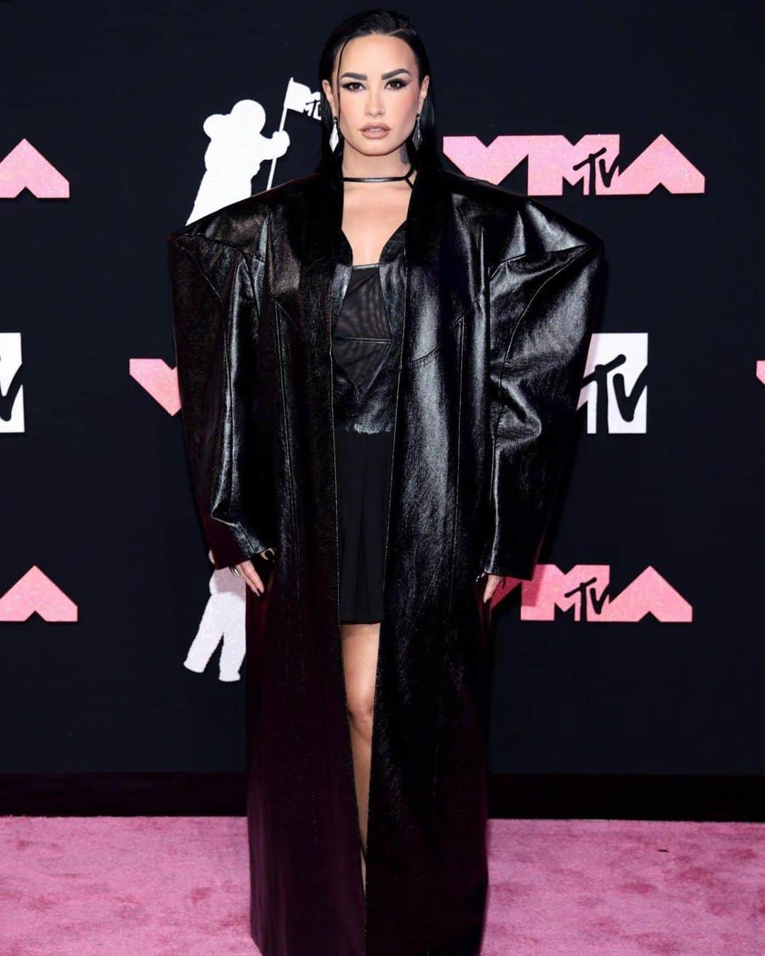 デミ・ロヴァートのインスタグラム：「First batch of pics from last night - red carpet look first! #vmas #mtv」