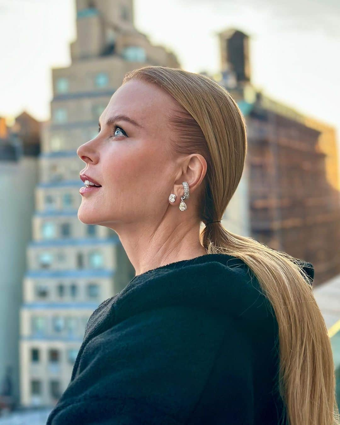 グッチ・ウェストマンさんのインスタグラム写真 - (グッチ・ウェストマンInstagram)「Last night’s look 😍✨ Beautiful @nicolekidman for the #caringforwomen @kering_official dinner 🖤  Styled by @juliavonboehm in @balenciaga & @anakhouri  Hair by @hairbyadir  Makeup by me using: ▪️Skin Activator Serum @westmanatelier  ▫️Complexion Drops in Atelier N ▪️Vital Skin Foundation in Atelier I ▫️Baby Cheeks in Poppet ▪️Liquid Super Loaded in Peau de Rosé ▫️Matte Grey Eyeshadow @welovecoco + Chocolat Eye Pods @westmanatelier  ▪️Black Liquid Liner @cledepeaubeaute  ▫️Les Nudes on lips + Squeaky Clean in Garçonne on top ▪️Vital Pressed Skincare Powder in Translucent to set ▫️And a new product launching soon! 👀    #nicolekidman #makeupartist」9月14日 3時49分 - gucciwestman