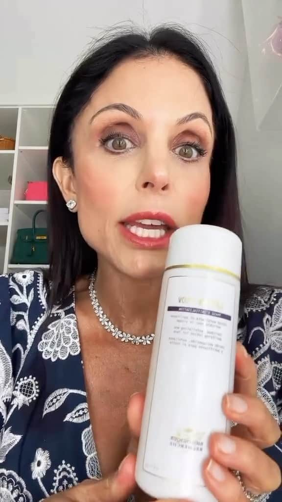 Biologique Recherche USAのインスタグラム：「@bethennyfrankel says that Lotion P50 is “the best toner on the planet Earth” …  Do you agree? 💭  Join us as we celebrate ✨50 years of Lotion P50✨ with a limited-time special offer beginning this Friday, September 15th.  Purchase 1 full-size Lotion P50 adapted to your Skin Instant© (150ml or 250ml) and receive 1 complimentary travel-size commemorative “50th Anniversary” version. 🥂✨  *Subject to availability.   Reel: @bethennyfrankel   #BiologiqueRecherche #P50specialoffer #50yearsP50 #MyP50 #LotionP50 #BuildingBetterSkin #bethennyfrankel」