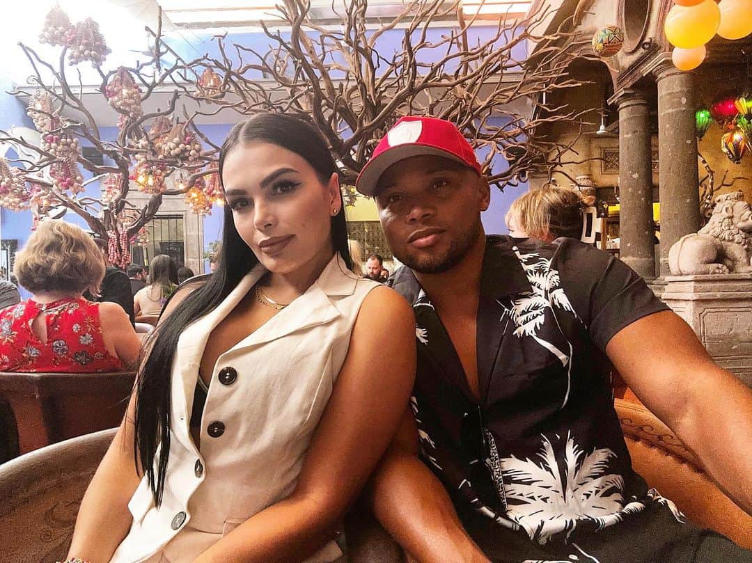 ファン・スニガのインスタグラム：「“Amar no es mirarse el uno al otro; es mirar juntos en la misma dirección”. - Antoine de Saint-Exupéry @camilozuniga18 ♥️🖤」