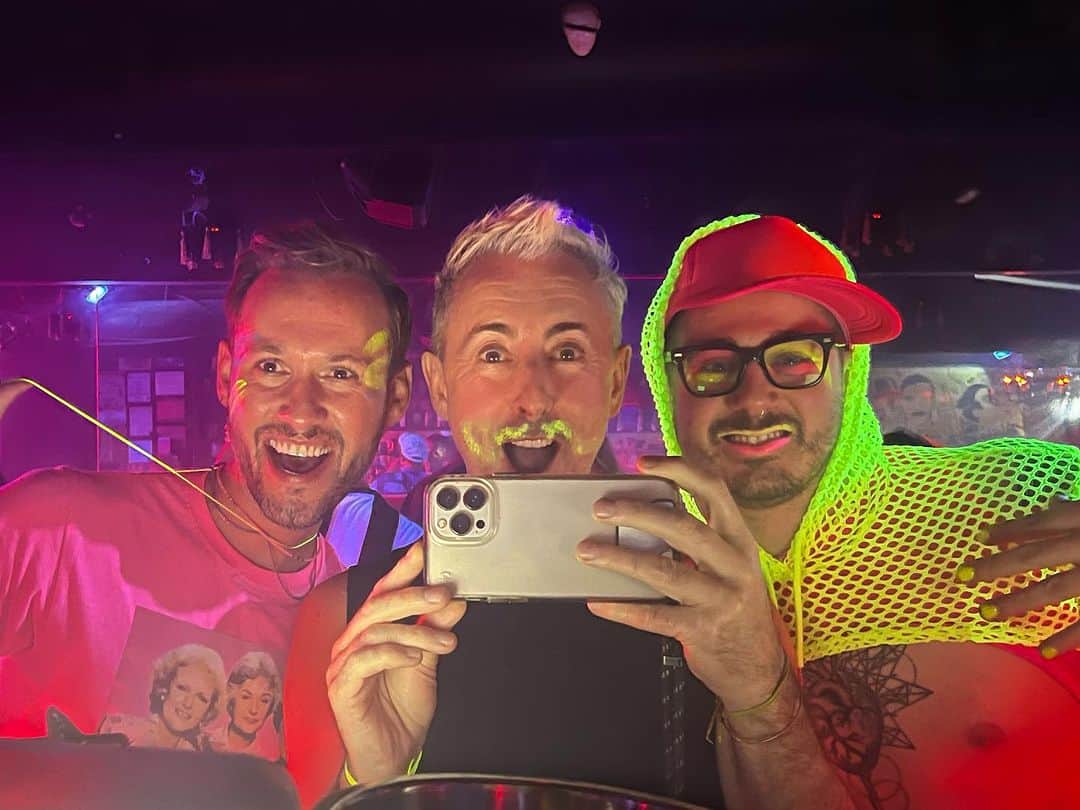 アラン・カミングのインスタグラム：「Dayglo fun and japes at @clubcumming!」