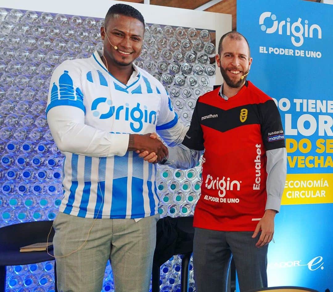 アントニオ・バレンシアのインスタグラム：「Nos unimos la familia @av25clubdeportivo y @originrecycle para trabajar en conjunto y motivar a todos a cuidar el planeta ♻️」
