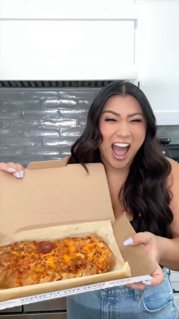 Domino's Pizzaのインスタグラム：「everyone gather round, the queen @missremiashten is going to rank our Stuffed Cheesy Breads ✨」