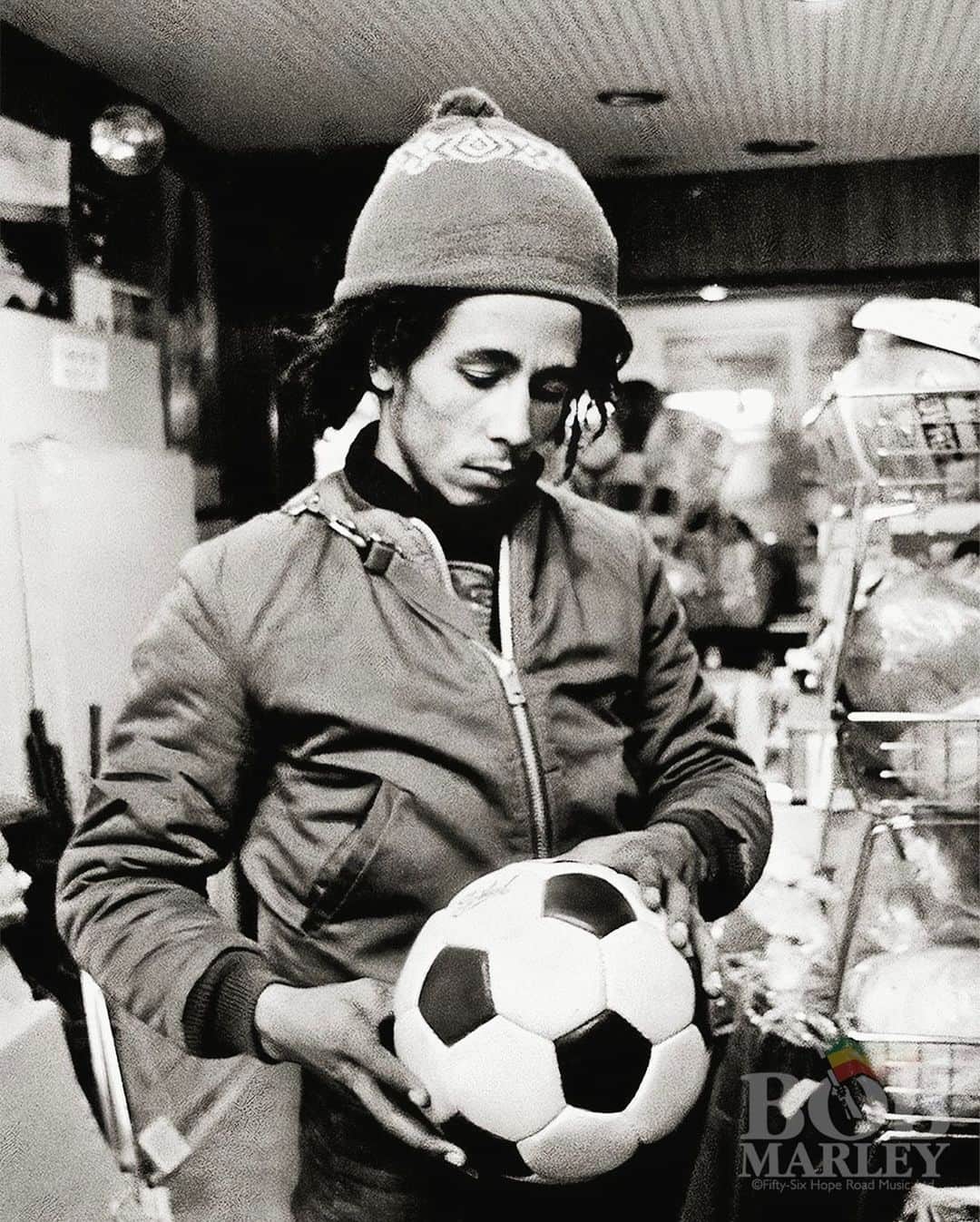 ボブ・マーリーさんのインスタグラム写真 - (ボブ・マーリーInstagram)「“Man is a whole universe in himself.” #bobmarley  📷 #DennisMorris ©️ Fifty-Six Hope Road Music Ltd.  #football #futbol #soccer #universe #reggae #leeds #uk #1973 #quote」9月14日 4時02分 - bobmarley