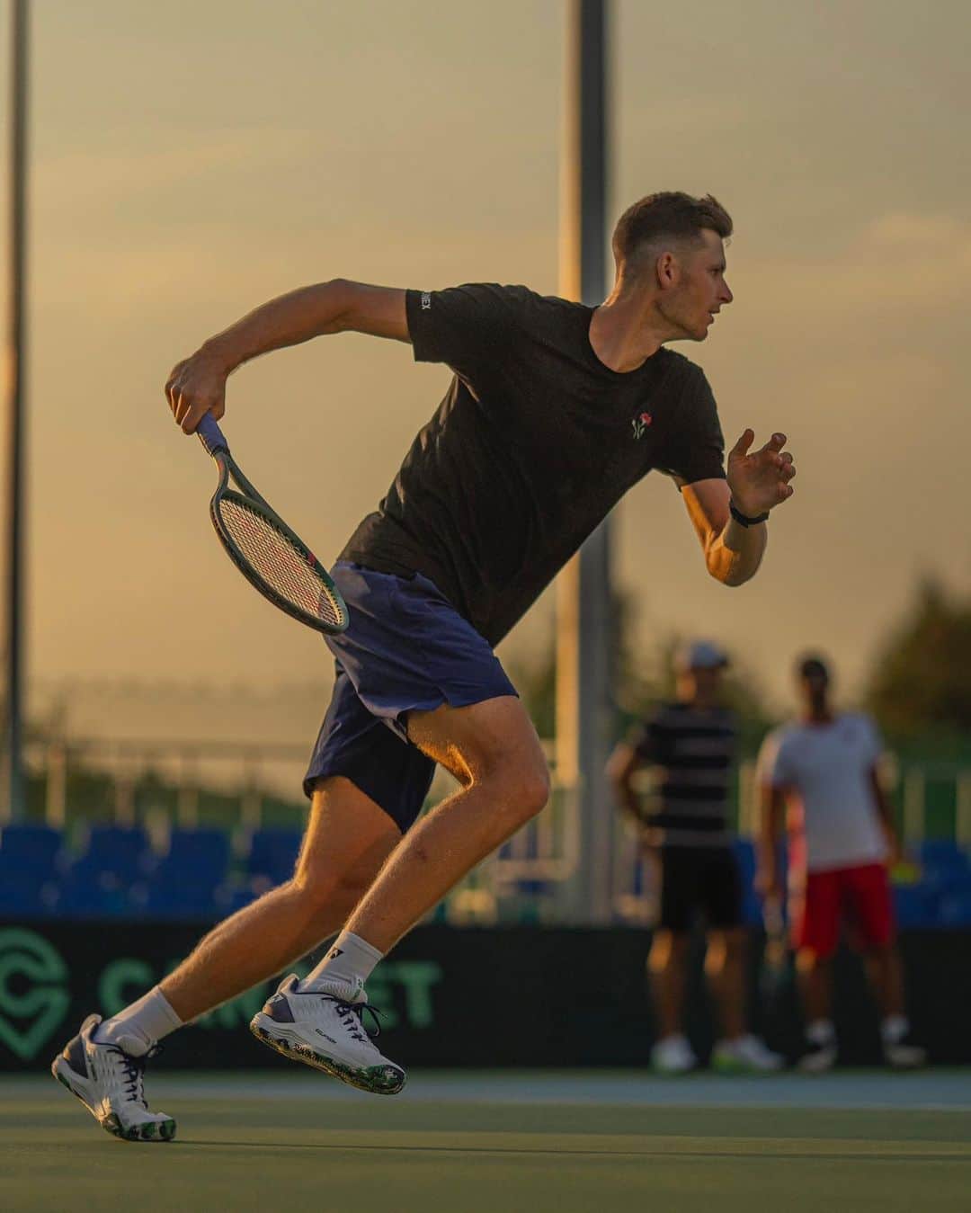 フベルト・フルカチュのインスタグラム：「Getting ready for the @daviscup 🇵🇱 The tie starts on Friday 😊 - Pierwszy trening przed Pucharem Davisa 🇵🇱  W piątek zaczynamy rywalizację 😊  📸 @michaljedrzejewskiphotographer」