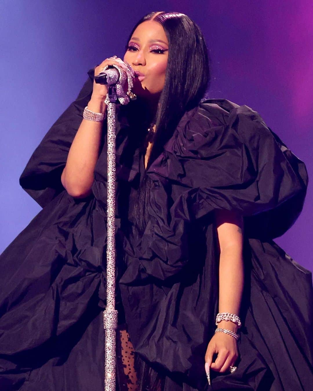 シドニーエヴァンさんのインスタグラム写真 - (シドニーエヴァンInstagram)「About Last Night 🤩 VMAs host, @nickiminaj stuns in #SydneyEvan Happy Face Eternity Bracelet, Large Pavé Link Bracelet, and Small Pavé Link Bracelets.   Styled by: @diandretristan   #SpottedInSE #NickiMinaj #vmas」9月14日 4時04分 - sydneyevan
