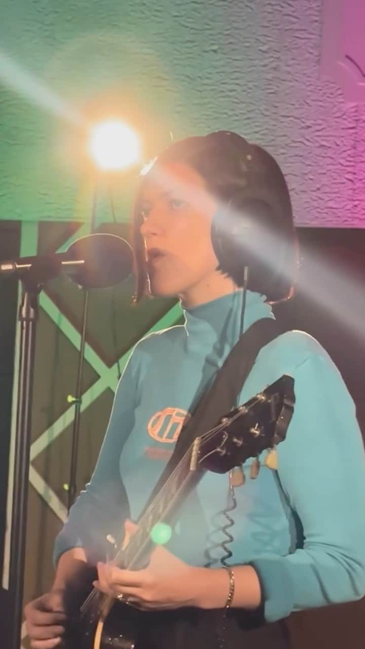 The xxのインスタグラム：「Angels and Strong, two songs that mean so much to me. It was really special to connect the two and create this version 💚💗 Thank you always to @claraamfo and to @bbcradio1 for having me and to @francine_perry_  for the stunning synths 💖  Listen via @bbcsounds and link in story」