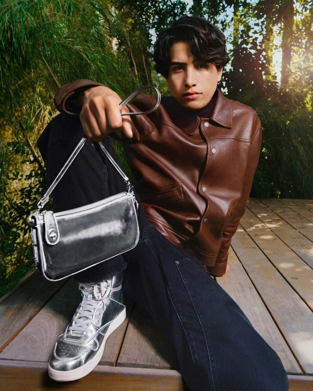 コーチさんのインスタグラム写真 - (コーチInstagram)「Sometimes, your bag (and inner brilliance) is its own source of solar power. ☀️ Case in point: model and YouTuber #kemio.   #WearYourShine. Our Fall 2023 story is a call to resist your inner critic and show your most confident self.  Photographer: @joshuawoods  Stylist: @gabriellak_j Production design: Christian Stone Hair: @aprilschuller Makeup: @mahamimo1  #CourageToBeReal #CoachNY」9月14日 4時06分 - coach