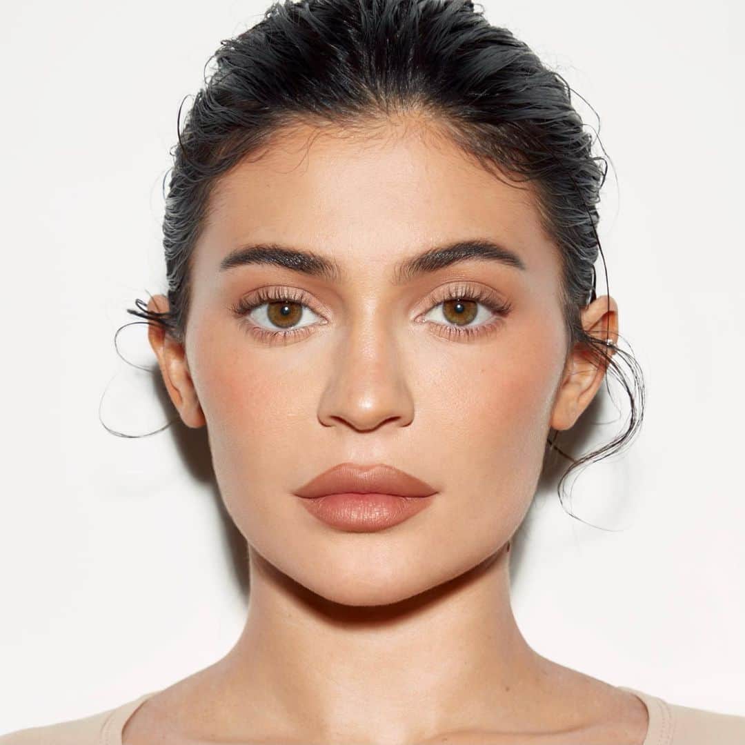 Kylie Cosmeticsさんのインスタグラム写真 - (Kylie CosmeticsInstagram)「Power Plush Longwear Concealer 🤍 our weightless, skin breathable formula blurs and smooths the look of pores, fine lines and texture. 40 shades coming september 27. @kyliejenner wears shade 4.5c」9月14日 4時09分 - kyliecosmetics