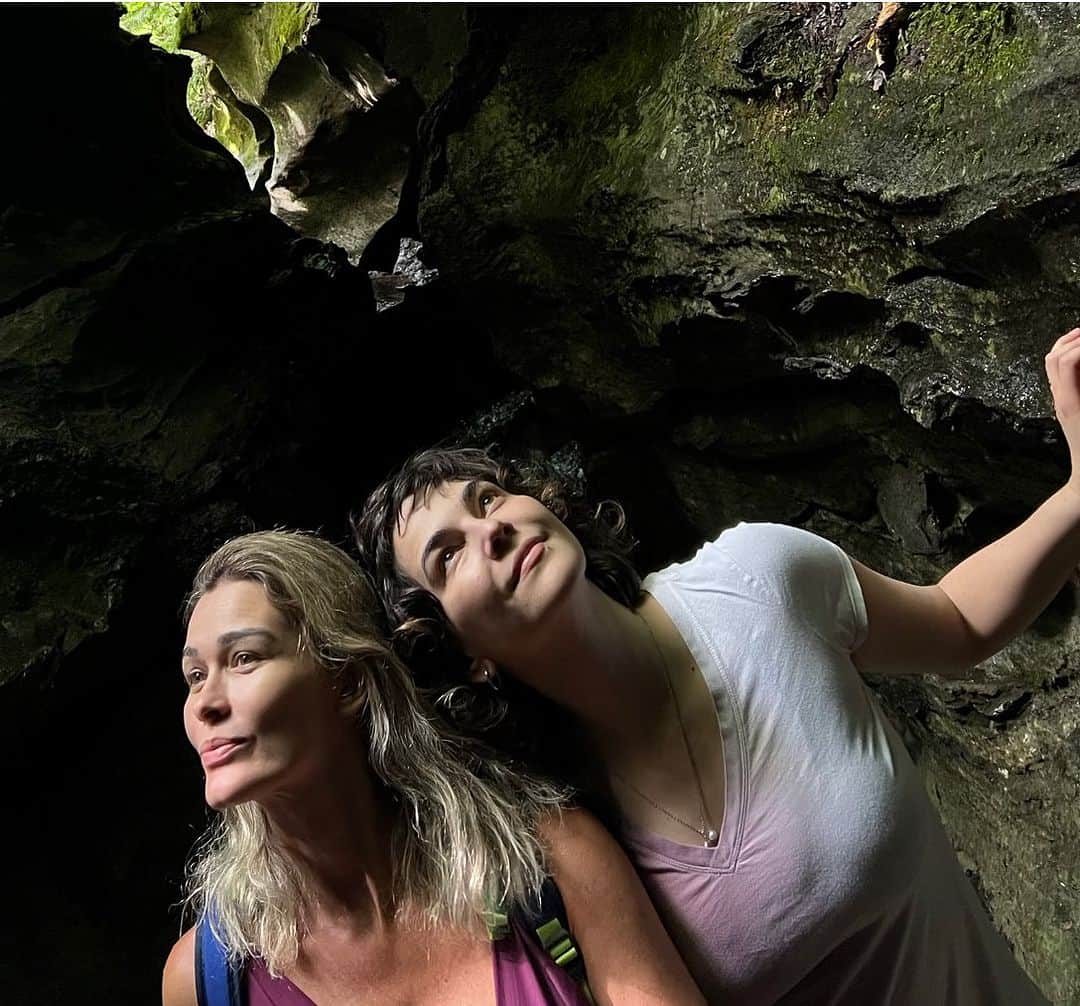 Tainá Müllerのインスタグラム：「Conheço ela desde os 17, mas desde os meus 20 ela esteve por perto (ou perto à distância) em todos os momentos mais significantes da minha vida. @kikamartinez é amiga mais papo reto que tenho. Quando tem que falar, fala. E eu aprendo muito com ela, com sua integridade. Juntas nessas décadas fomos afinando nossa relação, sabendo dos limites e contradições que cada uma carrega, que agora a maturidade nos faz enxergar com olhar de amor. Te amo, amiga-irmã. Aproveite seu dia. É pra sempre ❤️   (Não vejo a hora do nosso natal)」