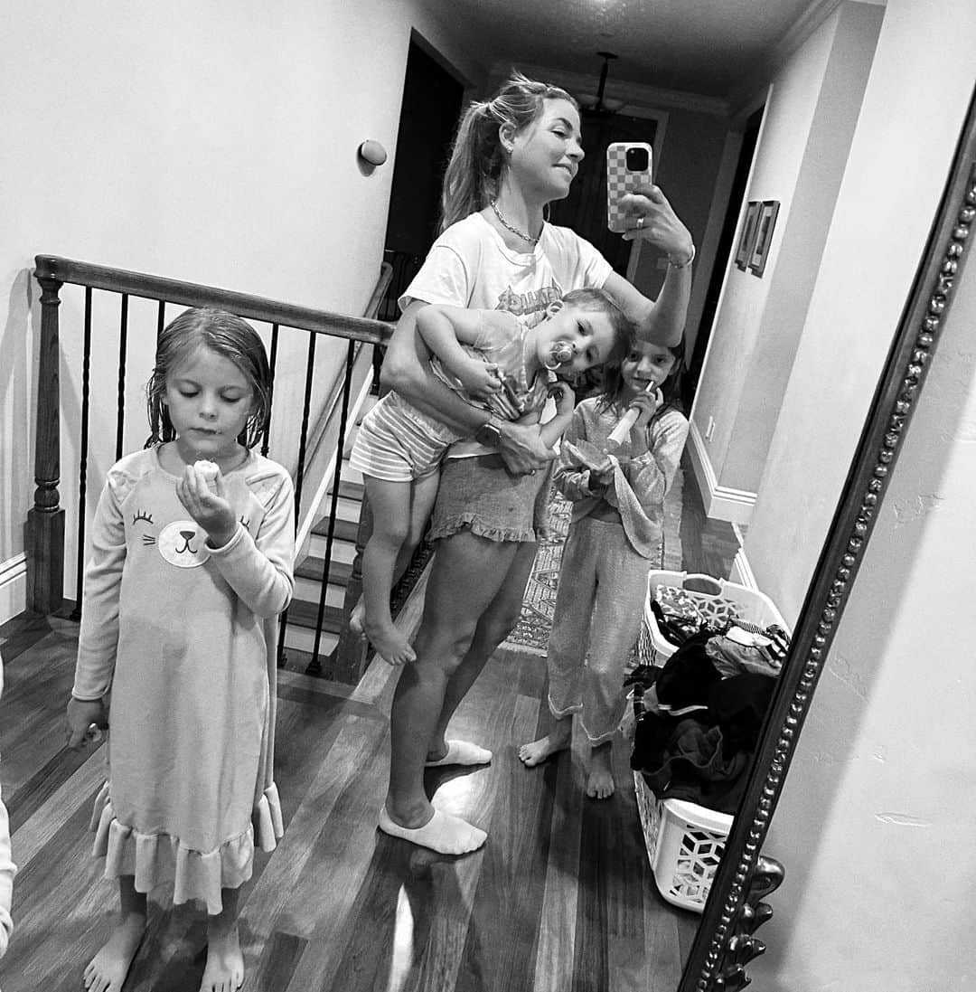 ジェシカ・シーバのインスタグラム：「Of all the ways I see my children growing, it’s a tilt to my universe watching my girls rely on my doting less, while caring for each other more. It’s the emotional investment into their siblings: translating words for Niko so we clearly understand him, deep connection with each other, knowing why one is upset, taking a headcount each night at family dinner. It’s a fluid and graceful shift from nurtured to independent. It’s the excitement over caring for themselves, and sometimes even bold-faced rejection of my help.   My boys are also pivoting, but in different ways… and as much as I want and encourage their independence, I love that they trust I am on their team.   I am inclined to believe that women thrive in service to their family and community. Nurture is our nature. It is also our self care. But who nurtures the women?」