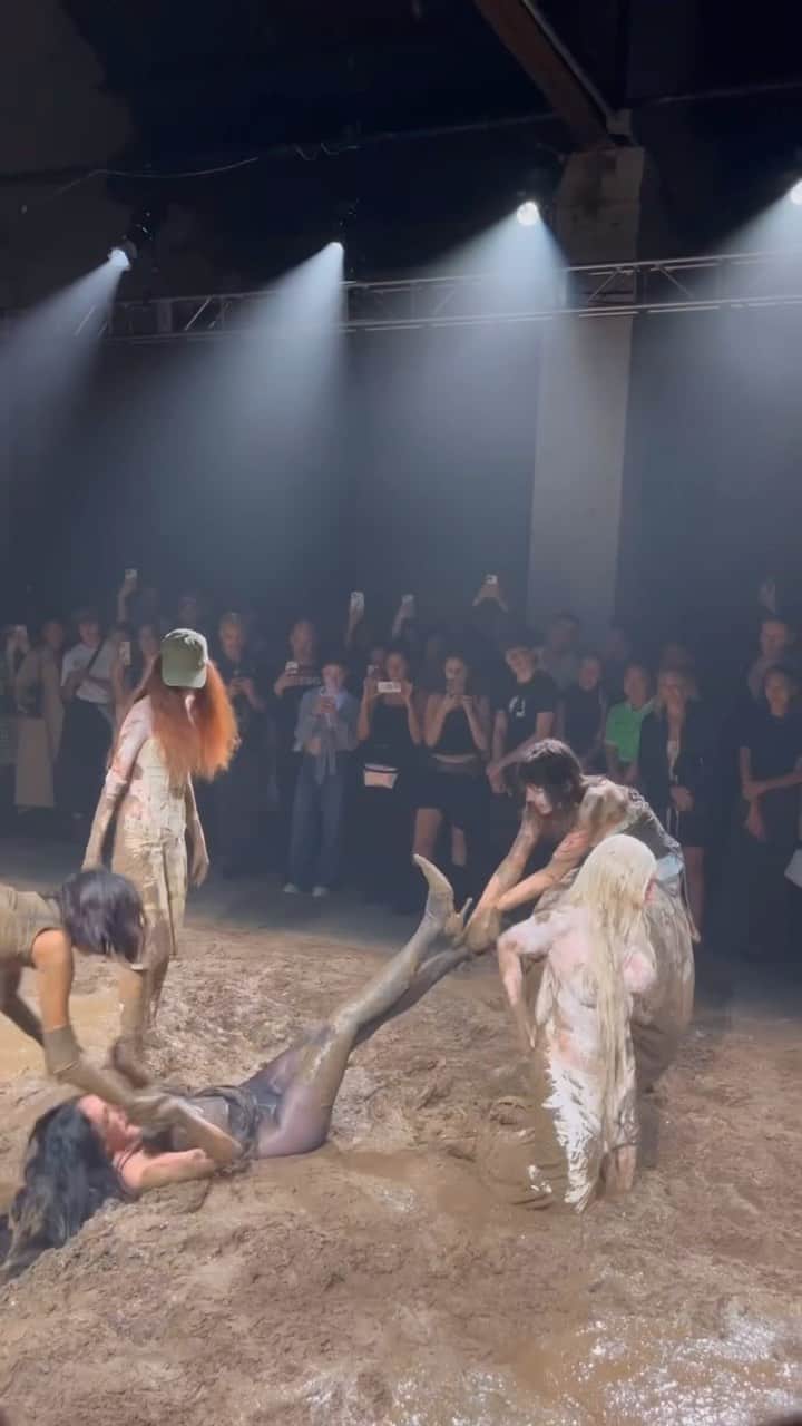 Nylon Magazineのインスタグラム：「From #ElenaVelez’s runway fight in the mud to #JuliaFox’s bridal moment at #Wiederhoeft — here’s what you missed at the Spring 2024 shows on Day 5 of New York Fashion Week.   🎥 NYLON: @alyssavingan / @mccarthylauren / @kellychristinereed / @eehay」