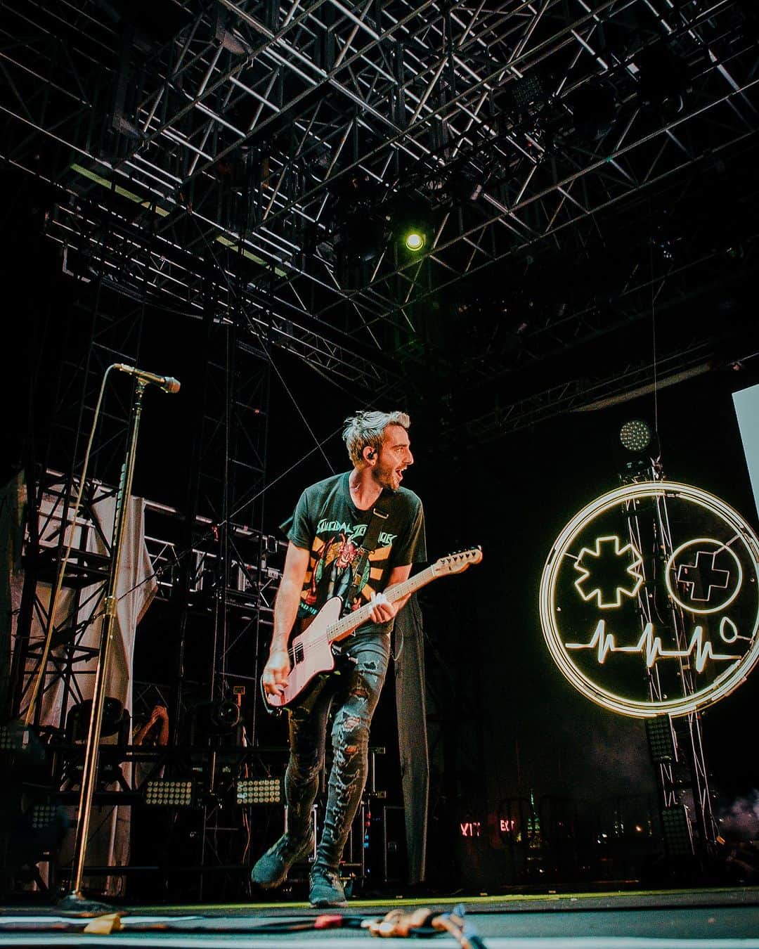 Fueled By Ramenさんのインスタグラム写真 - (Fueled By RamenInstagram)「@alltimelow rocked the stage at Pier 17 in NYC last night! 🔥🎵  📸: @sophiabellacucci」9月14日 4時31分 - fueledby