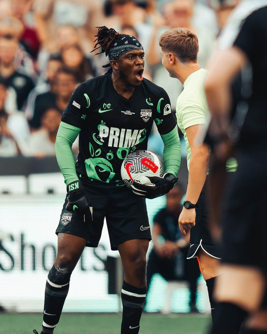 ナイキフットボールのインスタグラム：「Mad Ready to Make a Difference 🙌  @sidemen have gone from gaming in their bedrooms to breaking stadium attendance records - changing the charity game with their match against the YouTube Allstars.  This year's match in the heart of London brought together some of the biggest names in content creation in front of a sell out crowd, and 2.6 million viewers online, to support initiatives close to their hearts. #NikeFC #Sidemen」