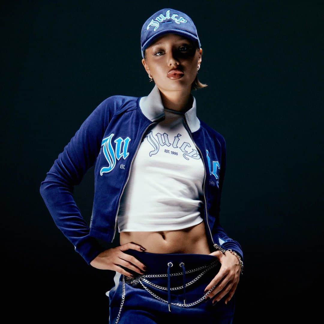ジューシークチュールのインスタグラム：「@juicycoutureuk AW23 collection 💙🔥」