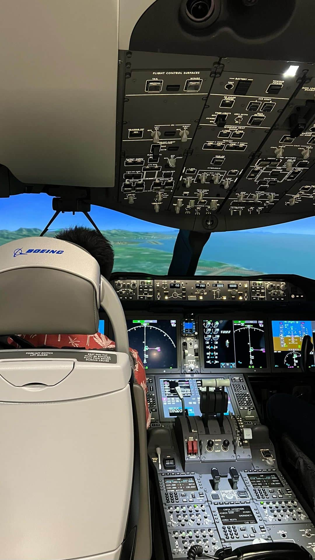 ハワイアン航空のインスタグラム：「Get a sneak peek into our 787 flight simulator ✈️  #HawaiianAirlines #AirplaneSimulator #AVGeek #Aviation #787」