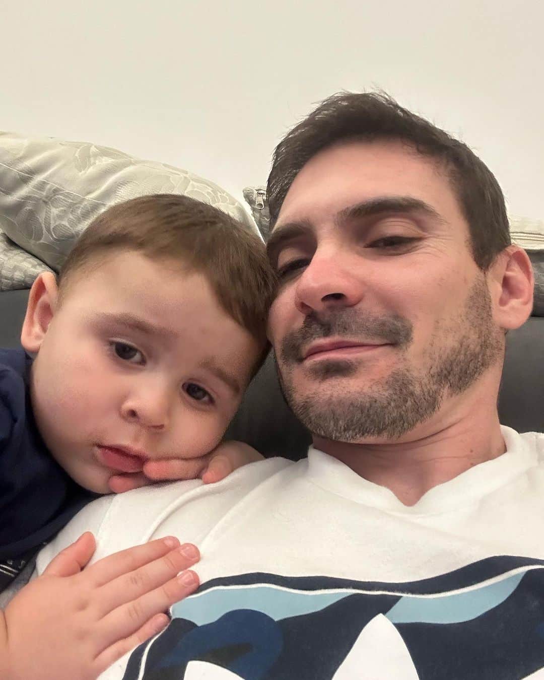 アルトゥール・ザネッティのインスタグラム：「Hoje minha maior conquista, felicidade, amor meu tudo está completando 3 anos. Como esses últimos anos me transfomaram e fez saber o que é amor de verdade. Te desejo um feliz aniversário, muitos anos de vida, saúde e muito sucesso na sua vida. Papai estará com você sempre te apoiando em tudo que precisar. Te amo mais que tudo meu amor. 😍😍」