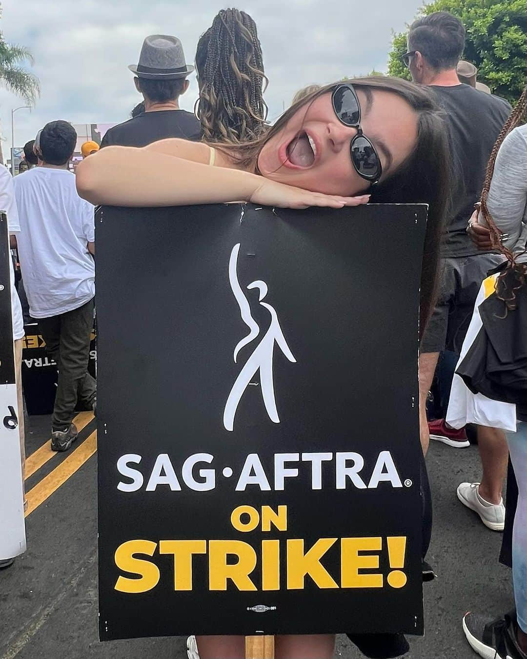 ランドリー・ベンダーのインスタグラム：「I strike for the 10 year old me that joined the union and the 80 year old me that hopes to still be working. The majority of @sagaftra member’s job is simply AUDITIONING for the next job - and the majority of members don’t qualify for health insurance. (please consider donating to @sagaftrafound!) We marched this morning for unions in every field - we need fair wages and contracts. My favorite quote today from @msjoelyfisher: “What you are doing right now is bigger than any role you’ll ever play.” 🪧 #sagaftrastrong #unionstrong」