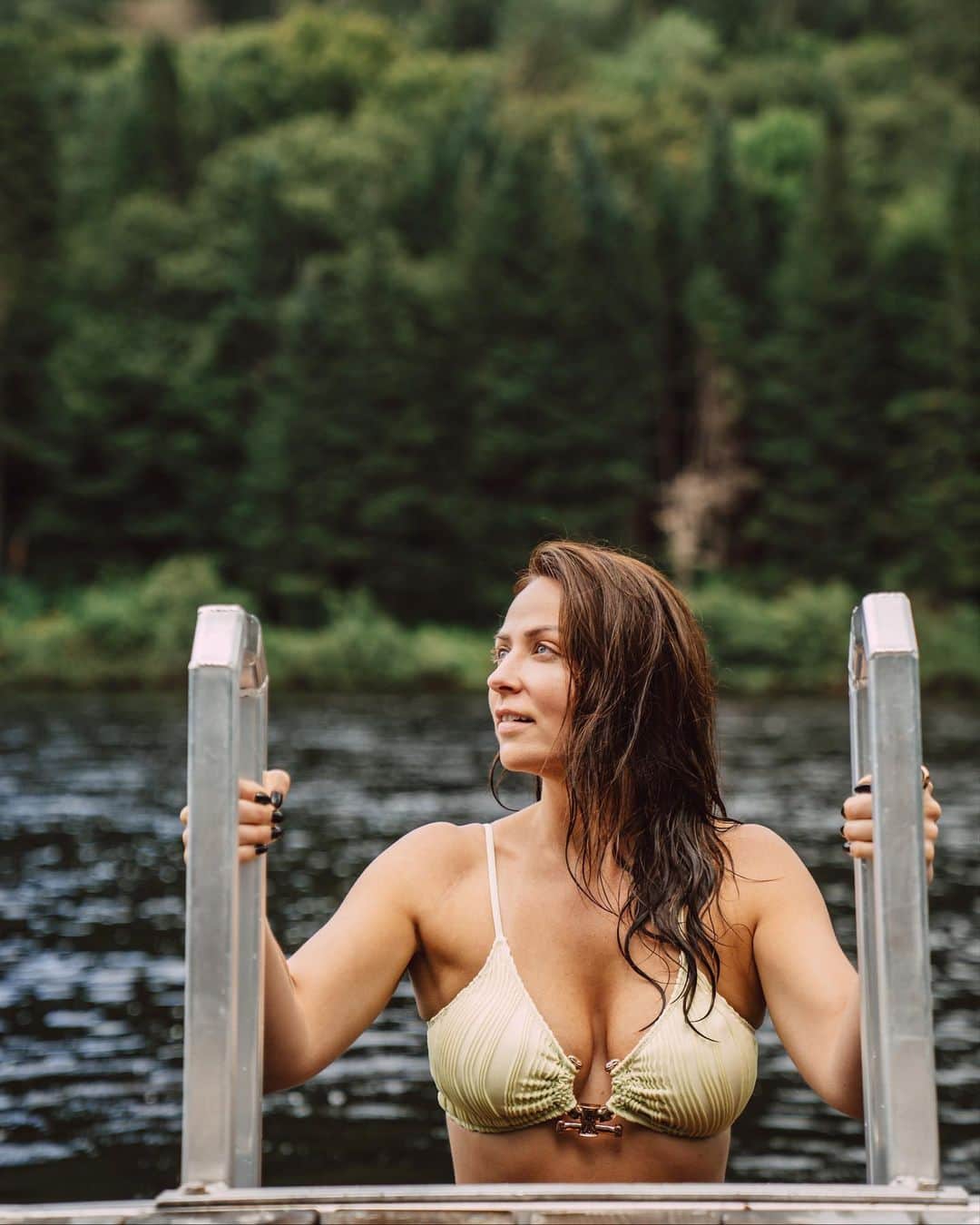エマ（テニール・ダッシュウッド）のインスタグラム：「Nature is good for the soul!   Did you know, exposure to nature is associated with improved cognitive function, brain activity, blood pressure, mental health, physical activity, and sleep.  So, in other words, get outside! 😊   @quebeccite」