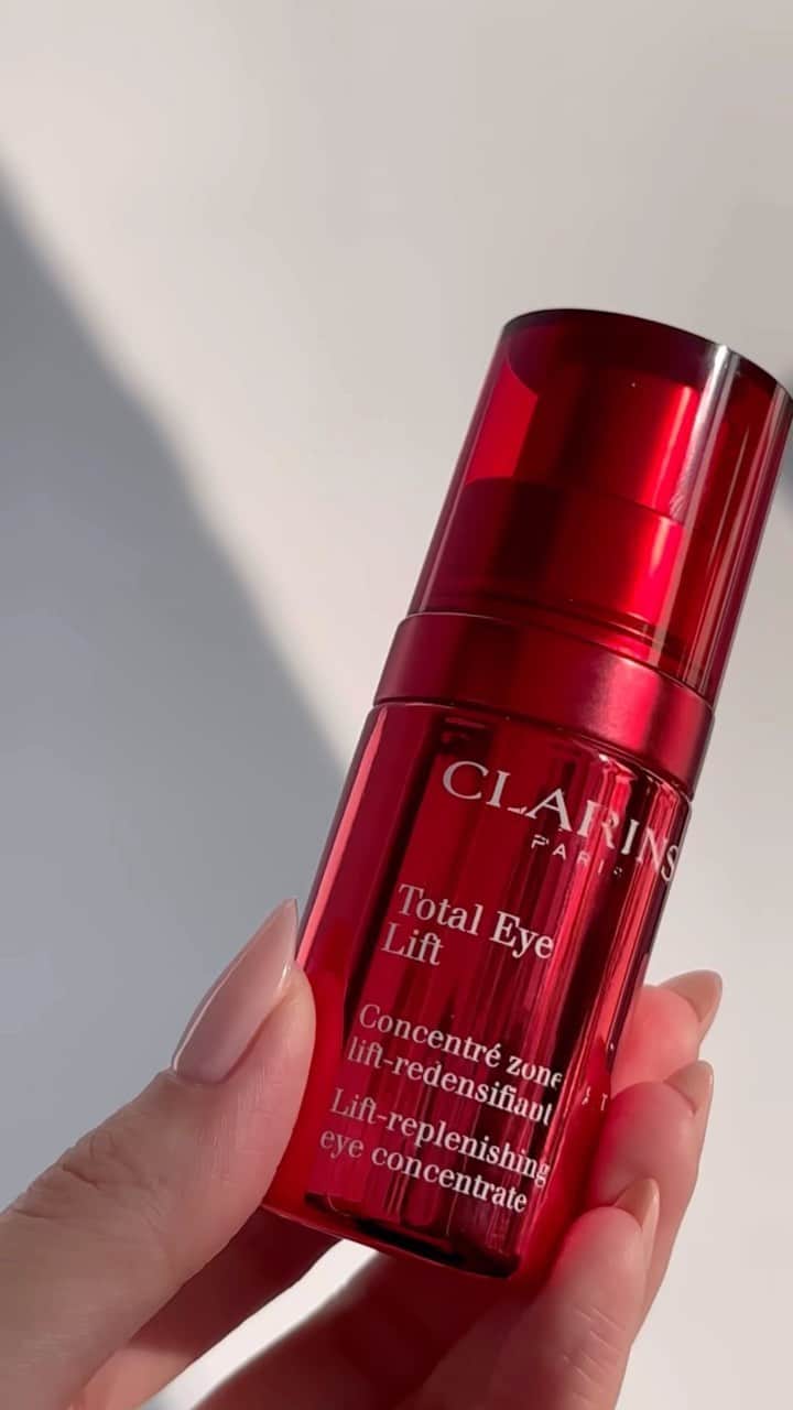 CLARINSのインスタグラム：「Total Eye Lift melts into your skin and provides an immediate visible lifting effect in 60 seconds ✨  #Clarins #eyecreams #totaleyelift #undereyes」