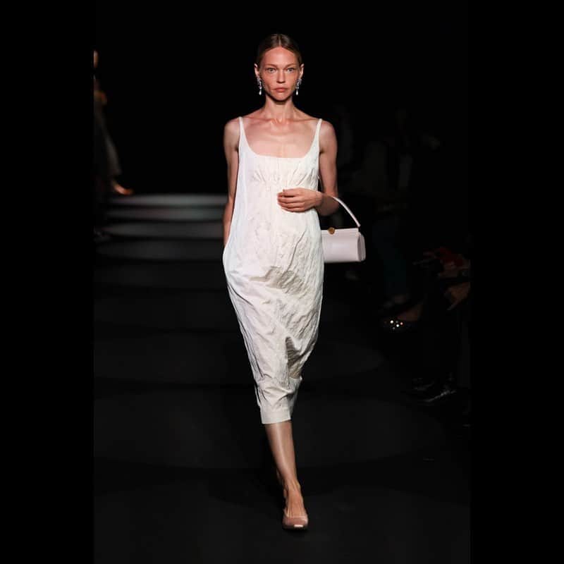 サーシャ・ピヴォヴァロヴァのインスタグラム：「#NYFW 💋@altuzarra  #backstage #streetstyle @cosstores #zarastevenmeiselnewyork @mathilda.gvarliani」