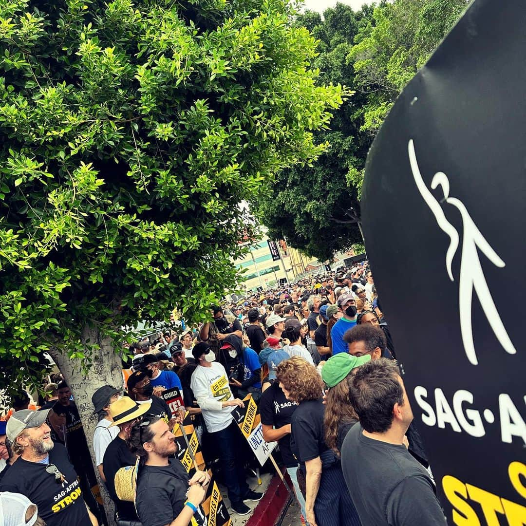 ジョン・ブラザートンさんのインスタグラム写真 - (ジョン・ブラザートンInstagram)「#sagaftrastrong  💪💪  @sagaftra  #sagaftra  #wga  #rally」9月14日 5時14分 - johnbrotherton