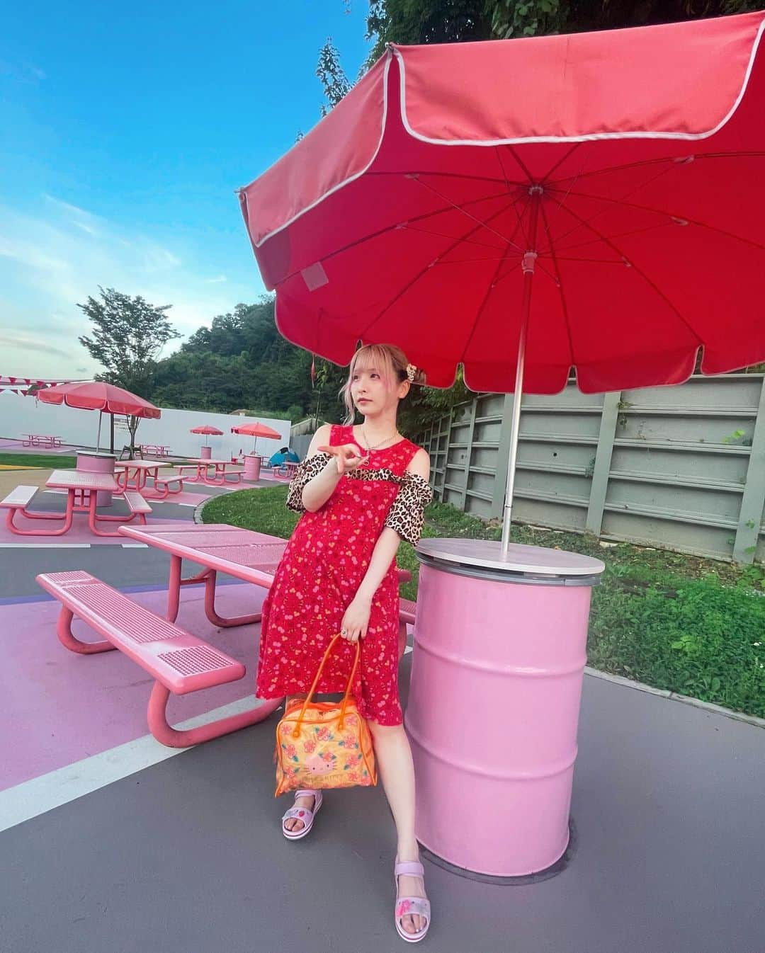 ようなぴさんのインスタグラム写真 - (ようなぴInstagram)「夏っぽい写真🌺  ワンピース　@candystripper_official   カバン　@hellokitty   サンダル　@crocs   #東京サマーランド　#映えスポット  #fashion #fashionstyle #派手コーデ #kawaiifashion #夏コーデ  #crocs #candystripper #sanrio #hellokitty #harajukufashion #tokyofashion #japanesegirl #fyp」9月14日 5時12分 - younapichan