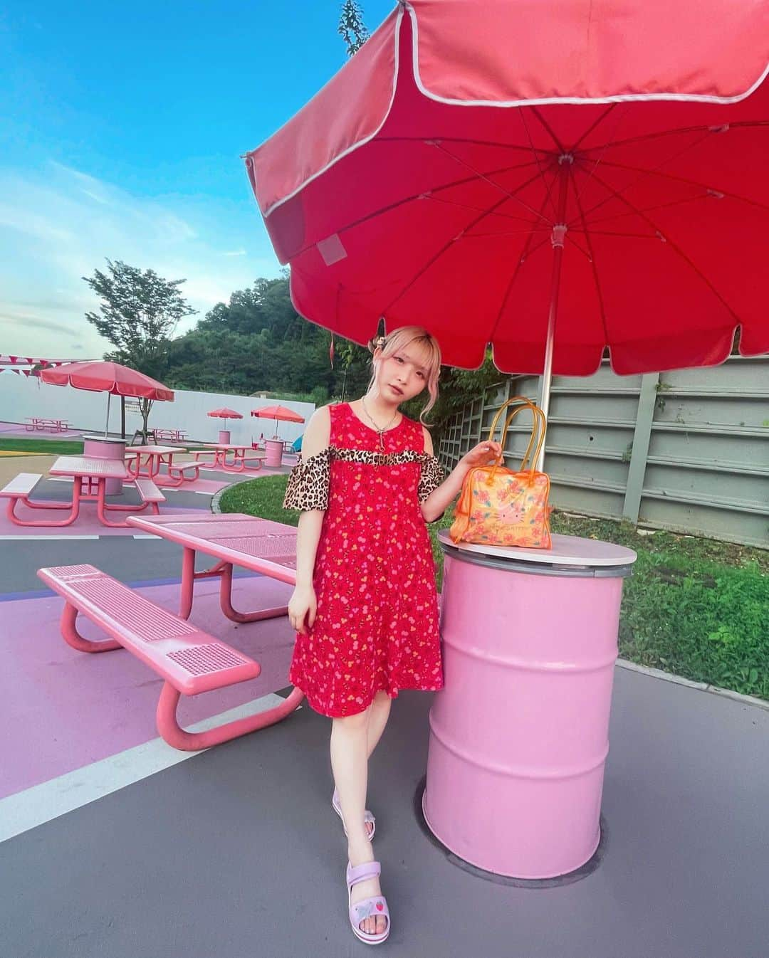 ようなぴさんのインスタグラム写真 - (ようなぴInstagram)「夏っぽい写真🌺  ワンピース　@candystripper_official   カバン　@hellokitty   サンダル　@crocs   #東京サマーランド　#映えスポット  #fashion #fashionstyle #派手コーデ #kawaiifashion #夏コーデ  #crocs #candystripper #sanrio #hellokitty #harajukufashion #tokyofashion #japanesegirl #fyp」9月14日 5時12分 - younapichan