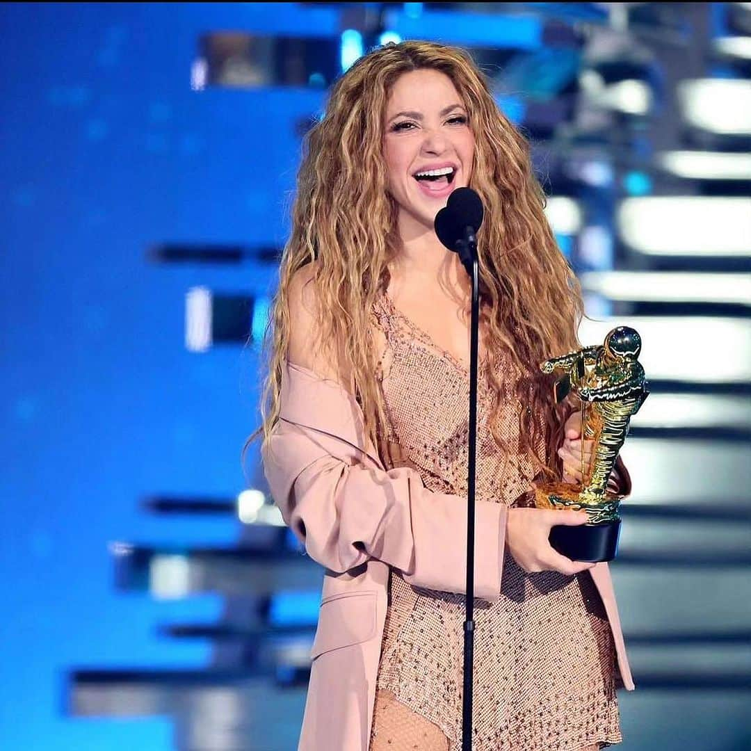 ワイクリフ・ジョンさんのインスタグラム写真 - (ワイクリフ・ジョンInstagram)「We don’t write hits we create culture phenomenons 🙏🏾 congratulations again to my friend the one and only Shakira Shakira 🕺🏽  @shakira @mtv @vmas #VMA」9月14日 5時13分 - wyclefjean