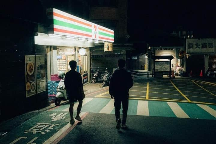 7-Eleven USAさんのインスタグラム写真 - (7-Eleven USAInstagram)「tag a friend and i might follow both of you 😈 #OnlyAt7ELEVEn   @kennytran_ @builtbycesar」9月14日 5時08分 - 7eleven