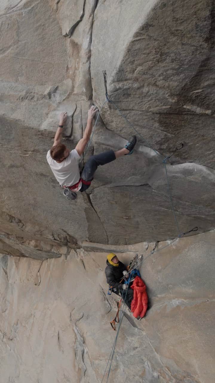 アレックス・オノルドのインスタグラム：「My friend @samuelcrossley made a film about two other friends free climbing a rad route on the Leaning Tower. It’s beautifully shot and really does justice to one of the more impressive walls in the Valley. It’s not El Cap, but the Leaning Tower is awesome to climb on. Watch @stroh.light and @cannonjtc send the gnar in this fun film.   U.S. Premiere in San Francisco, CA, tomorrow September 14th. Featuring guest appearances from Jordan, Sam, Mark Hudon (@markhudon55) and director Samuel Crossley (@samuelcrossley) at Proxy Walk-In Theater in SF’s Hayes Valley neighborhood.  If you can’t make it to the screening, the film will be available for free on the Arc’teryx YouTube Page September 18th.」