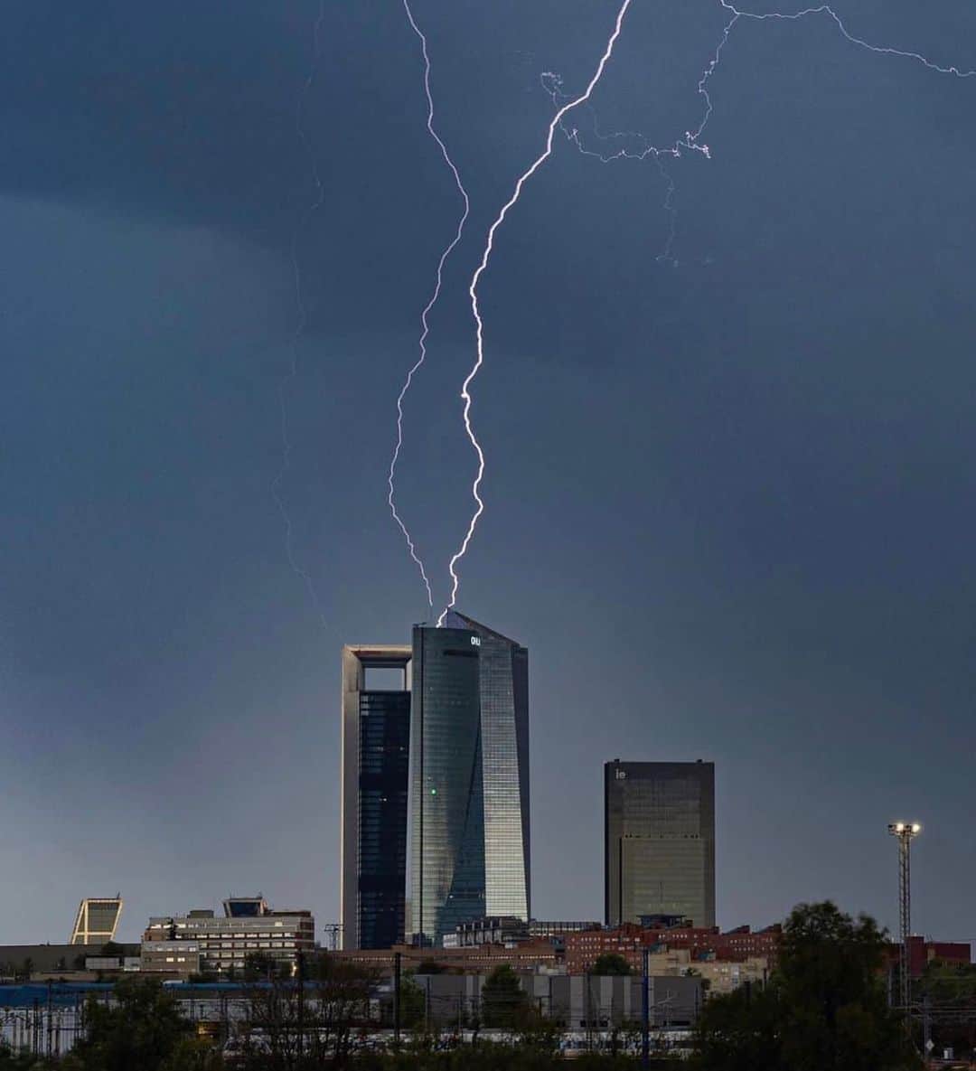 Instagramersのインスタグラム：「Capturing the storm ⚡️by @pedro_mad23 and @igersmadrid 📸🌩️✨ #igersmadrid #igersspain #igers」