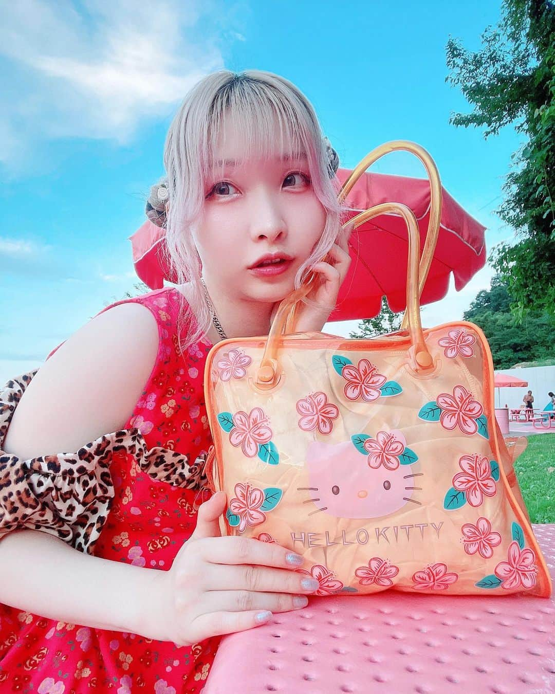 ようなぴさんのインスタグラム写真 - (ようなぴInstagram)「Hello Kitty 🌺 Bag 🌺  レトロキティちゃんグッズ リアルに子供の時に買ってもらった当時のアイテムだよー！ かわいいでしょ。部屋に仕舞い込んでた宝物を引っ張り出してきた！  #平成レトロ #サンリオ #hellokitty #sanrio #ハローキティ #レトロ雑貨 #レトロコーデ #レトロファッション #ハイビスカス #ビニールバッグ #fashion #japanesegirl #japanesefashion #tokyofashion #kawaiigirl #kawaiifashion #kawaii #sanriolover #sanriocore  #hellokittylover #ようなぴ　#younapi」9月14日 7時05分 - younapichan