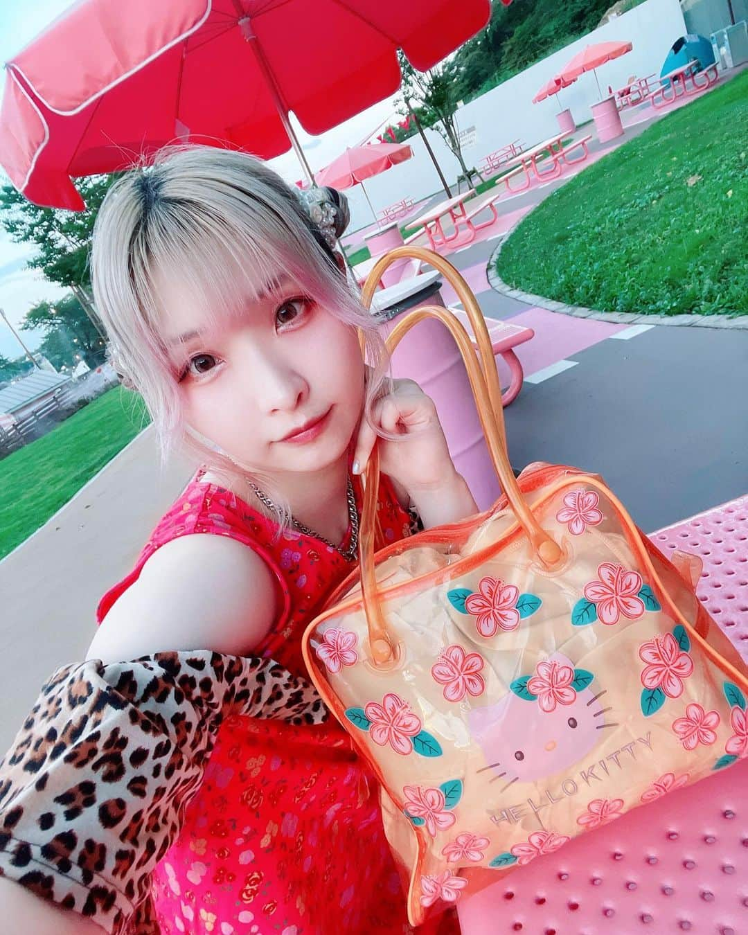 ようなぴさんのインスタグラム写真 - (ようなぴInstagram)「Hello Kitty 🌺 Bag 🌺  レトロキティちゃんグッズ リアルに子供の時に買ってもらった当時のアイテムだよー！ かわいいでしょ。部屋に仕舞い込んでた宝物を引っ張り出してきた！  #平成レトロ #サンリオ #hellokitty #sanrio #ハローキティ #レトロ雑貨 #レトロコーデ #レトロファッション #ハイビスカス #ビニールバッグ #fashion #japanesegirl #japanesefashion #tokyofashion #kawaiigirl #kawaiifashion #kawaii #sanriolover #sanriocore  #hellokittylover #ようなぴ　#younapi」9月14日 7時05分 - younapichan