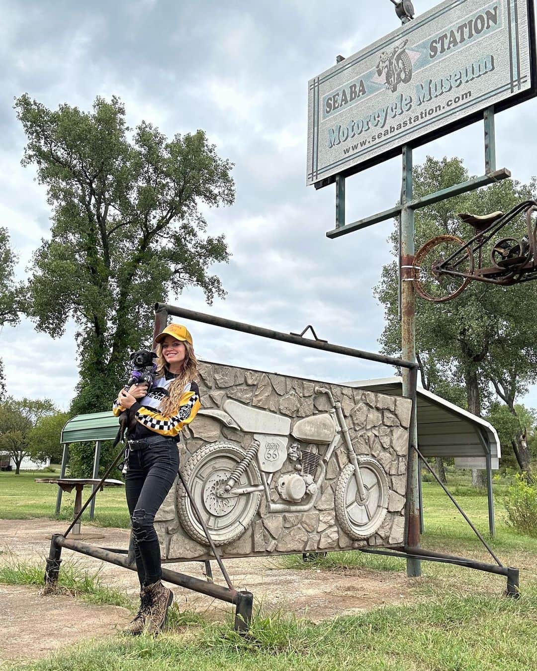 コーディー・レニー・キャメロンさんのインスタグラム写真 - (コーディー・レニー・キャメロンInstagram)「⚡️Day 6 Riding Route 66 for charity  💥Shamrock, TX to Tulsa, OK  💥Today: 293 miles, Total: 1506 miles We almost lost Mr. Frog today (swipe to last video)! But he hung on for dear life! Today was special, but I guess every day is! We left Shamrock early and cruised to the Route 66 Museum in Clinton, OK where we ran into an @eaglerider tour group doing Route 66 the opposite way of us. Then we stopped by the Seaba Station Motorcycle Museum which we almost skipped to save time, but I’m so glad we didn’t! So many cool vintage bikes!  We all bought tickets to win a Triumph in a drawing happening New Years Day so fingers crossed for us! After we checked in to the Desert Hills Motel, we met up with the president of the OK Route 66 Association, Rhys, who heard about our charity ride on Route 66 news. He told us loads of cool info about the history of the highway as we ate and drank at the Mother Road Cafe in Tulsa while listening to live music. The support of local mom and pops shops and comradery of the people across Route 66 is so neat!   Today’s ride sponsored by @sharksquadmotorcycleattorneys 🦈  If you’d like to donate to Chopper’s Charity go to www.gofundme.com/f/chopperscharity ❤️ All proceeds go to @wagmorpets dog rescue!   #ShiftGearsChangeLives #Route66 #route66roadtrip #historicroute66 #roadtrip #crosscountry #bikerbabe #sportster」9月14日 5時28分 - heyitscodee