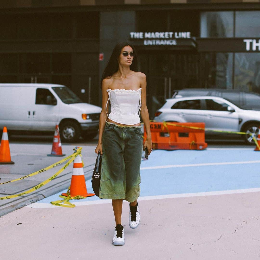 ELLE Magazineさんのインスタグラム写真 - (ELLE MagazineInstagram)「Swipe for some of the best street style photos from #NYFW. 🔥 Tap the link in bio for more. Photos: @piermodelsjam」9月14日 5時39分 - elleusa