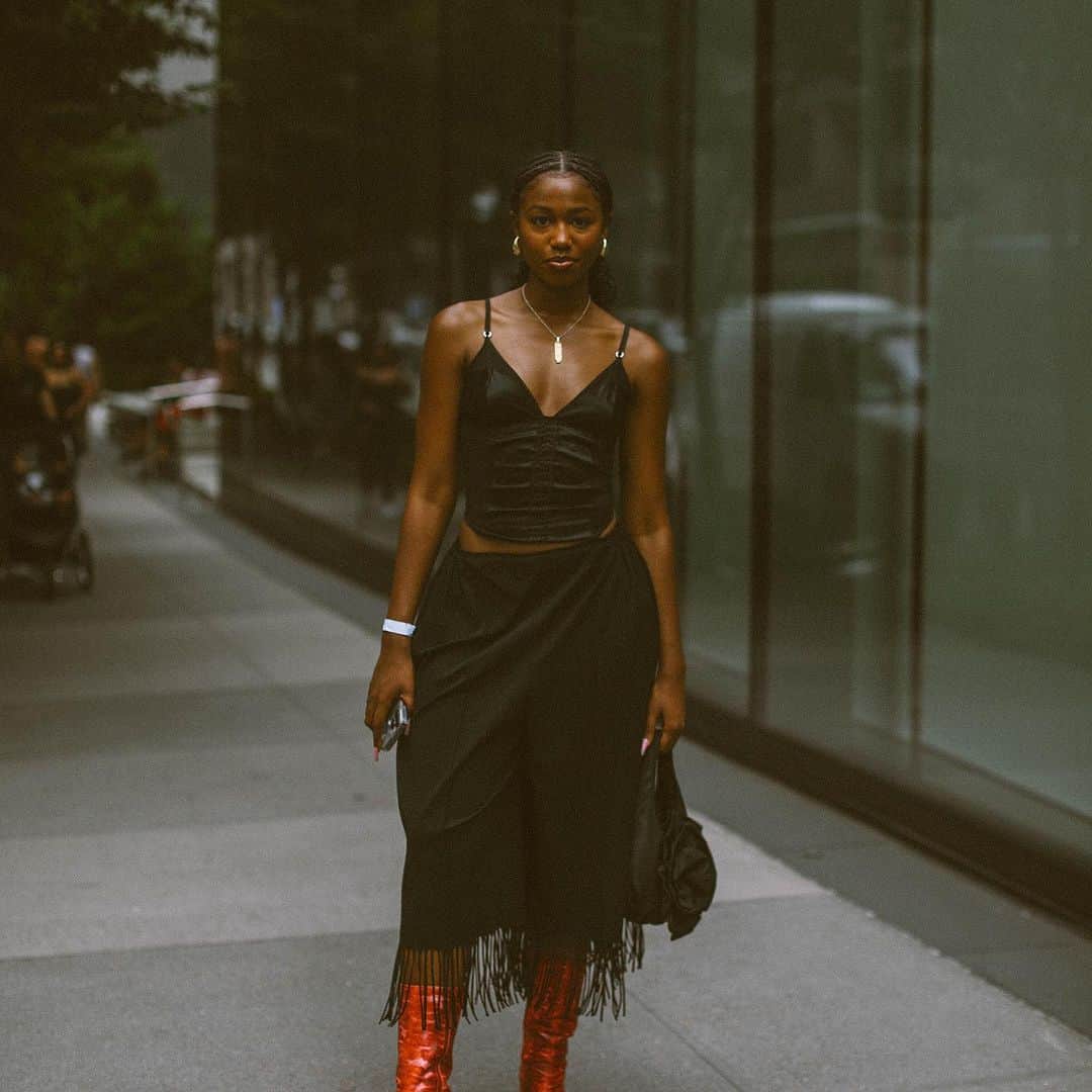 ELLE Magazineさんのインスタグラム写真 - (ELLE MagazineInstagram)「Swipe for some of the best street style photos from #NYFW. 🔥 Tap the link in bio for more. Photos: @piermodelsjam」9月14日 5時39分 - elleusa
