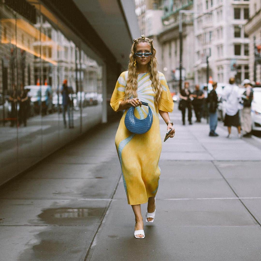 ELLE Magazineさんのインスタグラム写真 - (ELLE MagazineInstagram)「Swipe for some of the best street style photos from #NYFW. 🔥 Tap the link in bio for more. Photos: @piermodelsjam」9月14日 5時39分 - elleusa