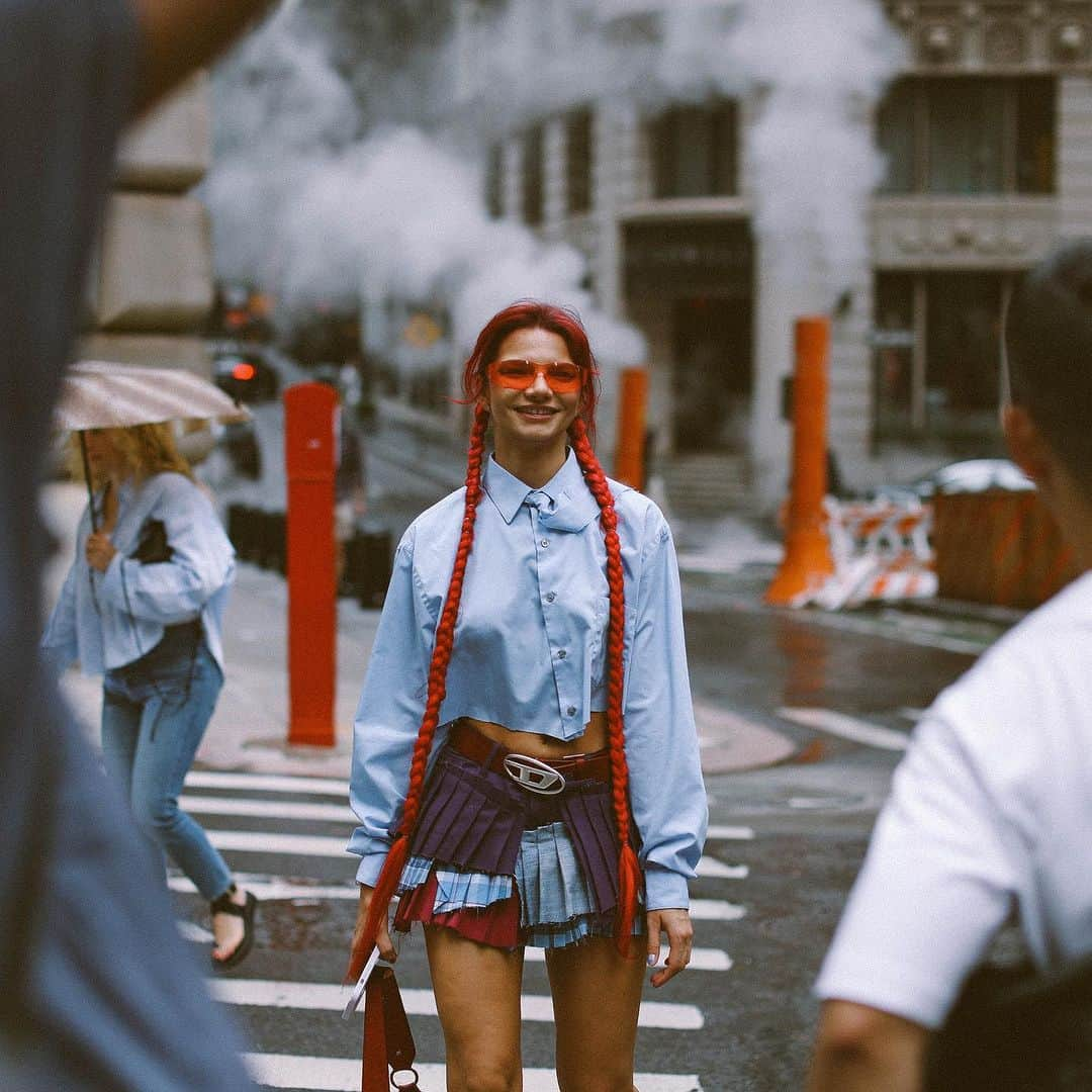 ELLE Magazineさんのインスタグラム写真 - (ELLE MagazineInstagram)「Swipe for some of the best street style photos from #NYFW. 🔥 Tap the link in bio for more. Photos: @piermodelsjam」9月14日 5時39分 - elleusa