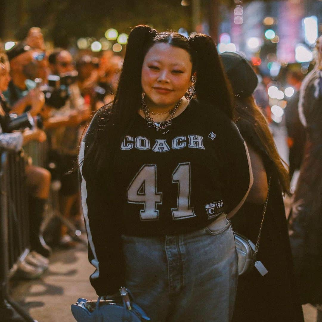 ELLE Magazineさんのインスタグラム写真 - (ELLE MagazineInstagram)「Swipe for some of the best street style photos from #NYFW. 🔥 Tap the link in bio for more. Photos: @piermodelsjam」9月14日 5時39分 - elleusa