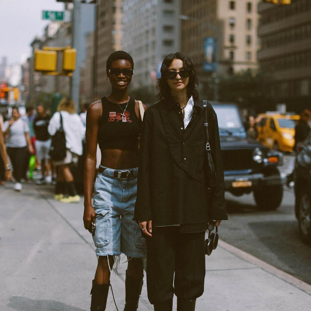 ELLE Magazineさんのインスタグラム写真 - (ELLE MagazineInstagram)「Swipe for some of the best street style photos from #NYFW. 🔥 Tap the link in bio for more. Photos: @piermodelsjam」9月14日 5時39分 - elleusa